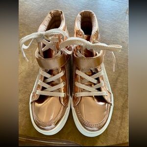 Beautiful girls metallic gold shoes. Size 1 never stepped on the ground.